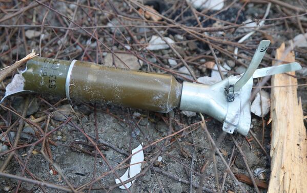 Остатки снаряда во дворе жилого дома в Киевском районе Донецка - Sputnik Молдова
