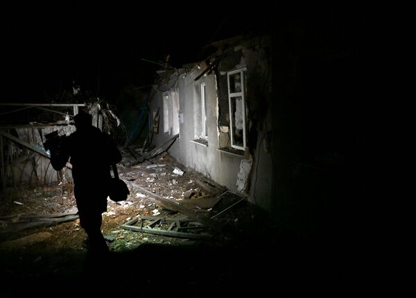 Жилой дом, разрушенный в результате вечернего обстрела в поселке Лидиевка Кировского района Донецка - Sputnik Молдова