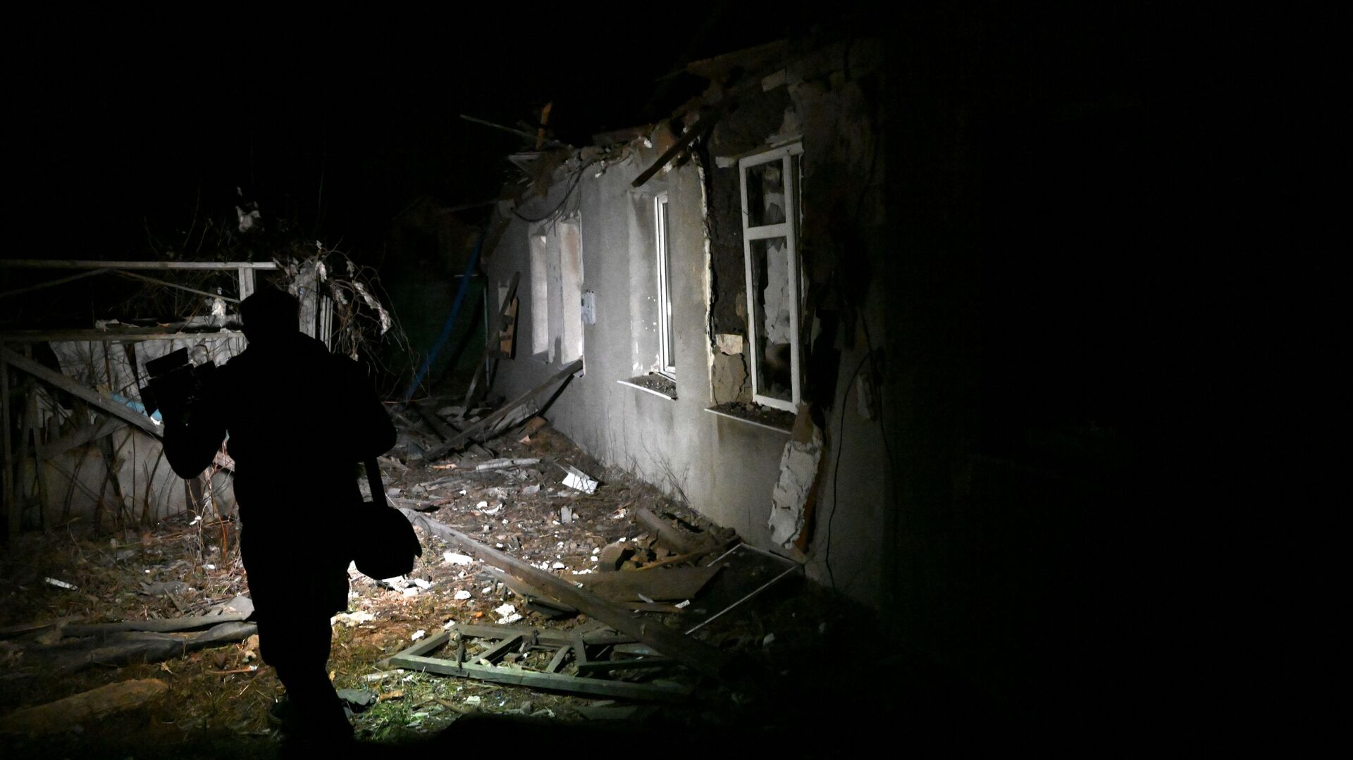 Жилой дом, разрушенный в результате вечернего обстрела в поселке Лидиевка Кировского района Донецка - Sputnik Moldova-România, 1920, 24.02.2022