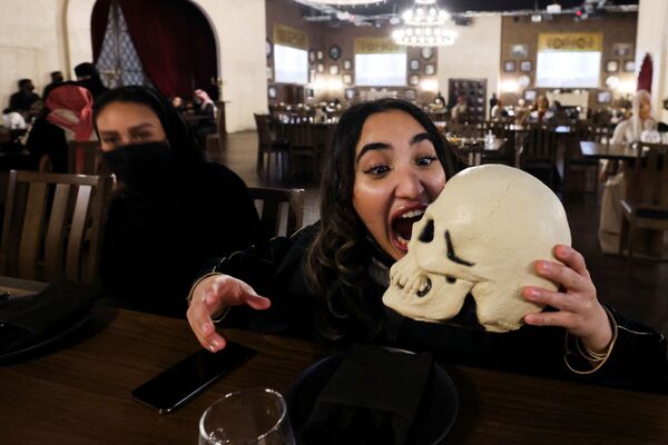 Женщина позирует с бутафорским черепом в ресторане ужасов Shadows в Эр-Рияде, Саудовская Аравия. - Sputnik Молдова