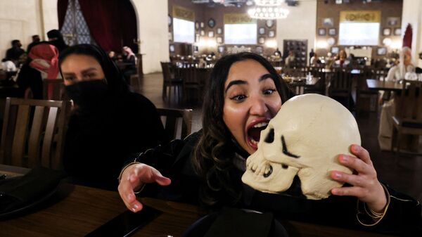 Женщина позирует с бутафорским черепом в ресторане ужасов Shadows в Эр-Рияде, Саудовская Аравия - Sputnik Молдова