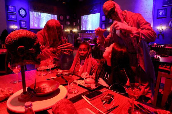Женщины обедают в ресторане ужасов Shadows в Эр-Рияде, Саудовская Аравия. - Sputnik Молдова