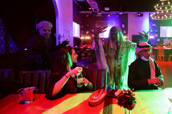 Люди обедают в тематическом ресторане ужасов Shadows в Эр-Рияде, Саудовская Аравия. - Sputnik Молдова