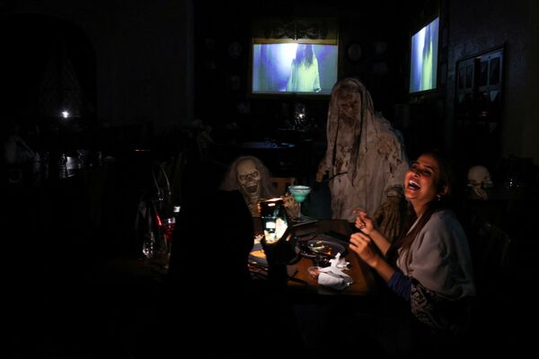 Женщины обедают в ресторане Shadows в Эр-Рияде, Саудовская Аравия. - Sputnik Молдова