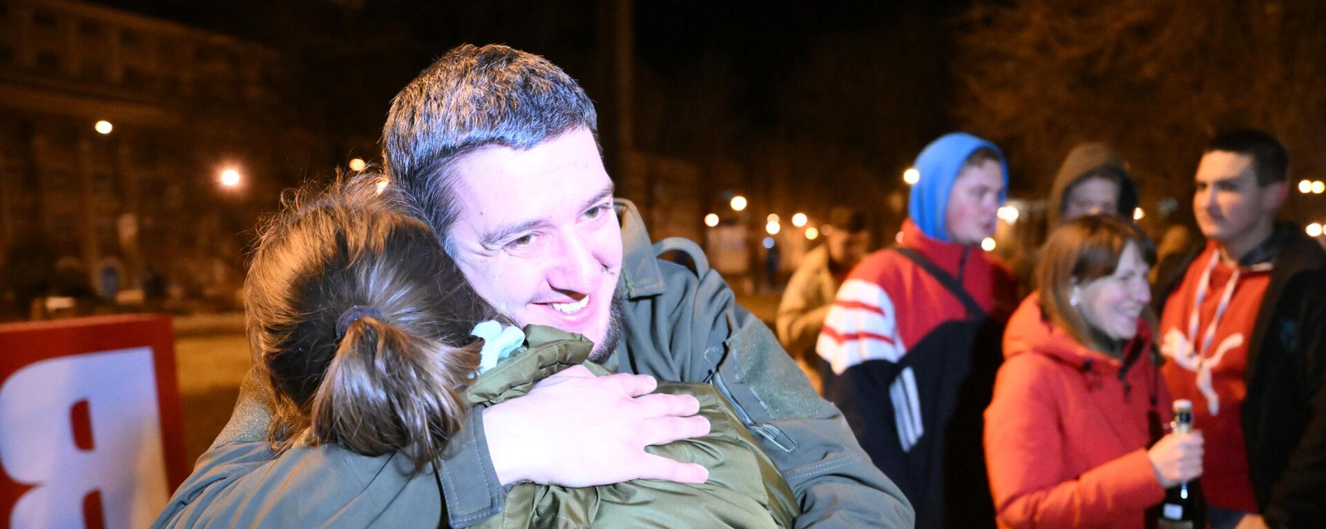 Жители Донецка и Луганска празднуют признание Россией ДНР и ЛНР - Sputnik Молдова, 1920, 22.02.2022