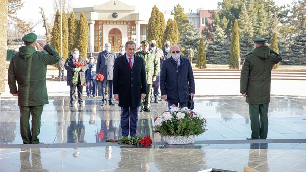 Возложение цветов к мемориалу Вечность 23 февраля - Sputnik Молдова