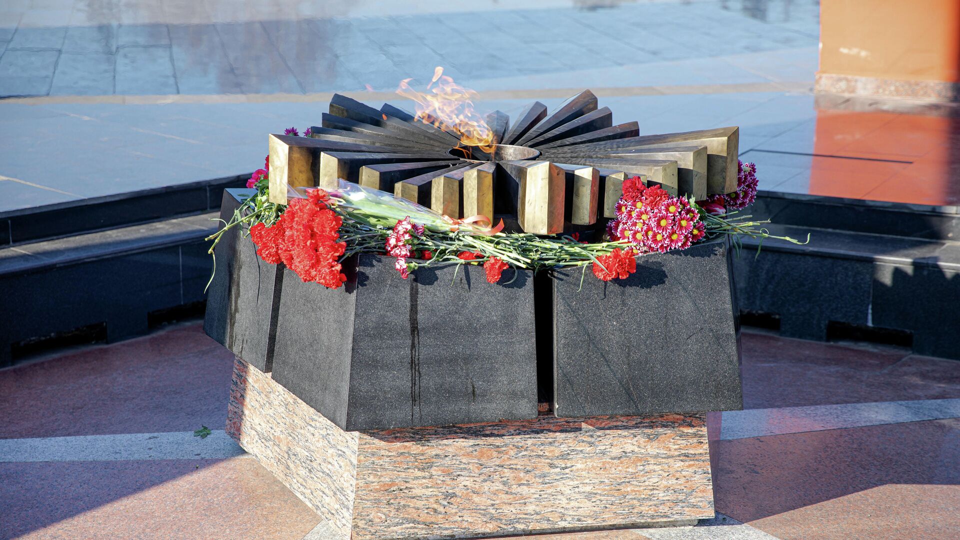 Возложение цветов к мемориалу Вечность 23 февраля - Sputnik Молдова, 1920, 09.05.2022