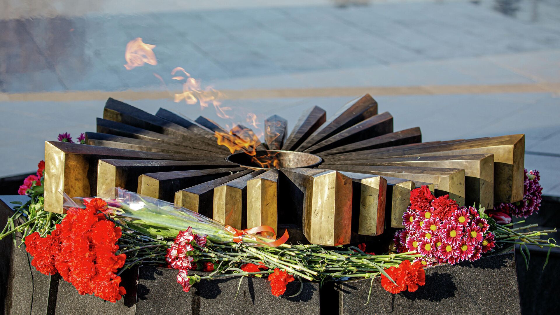 Возложение цветов к мемориалу Вечность 23 февраля  - Sputnik Moldova, 1920, 19.04.2022