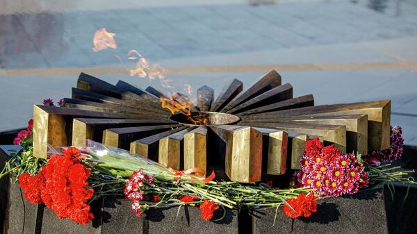 Возложение цветов к мемориалу Вечность 23 февраля  - Sputnik Moldova