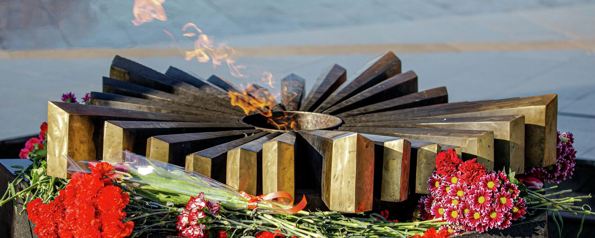 Возложение цветов к мемориалу Вечность 23 февраля  - Sputnik Moldova, 1920, 19.04.2022