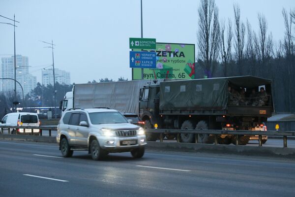 На Украине объявили о переходе на военное положение. На фото – машина с военными на одной из улиц в Киеве. - Sputnik Молдова