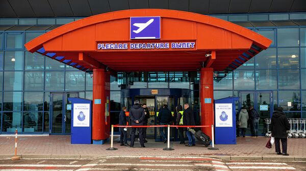 Вход в терминал аэропорта Кишинева для сопровождающих открыт - решение комиссии по ЧС - Sputnik Молдова