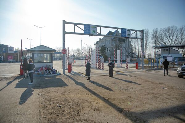 По сообщению МВД, в четверг в пункте временного размещения в Паланке находились 38 человек, сейчас там остались 28 – взрослые и дети. - Sputnik Молдова
