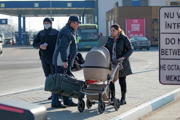 Oameni la punctul de trecere a frontierei Palanka-Maiaki-Udobnoe. - Sputnik Moldova