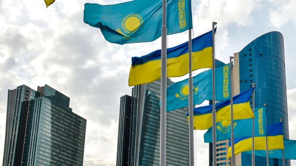 Государственные флаги Украины и Казахстана  - Sputnik Молдова