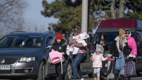 Refugiati ucraineni trec granita in Romania prin vama Siret, in apropierea localitatii Siret, Suceava, vineri 25 februarie 2021 - Sputnik Moldova