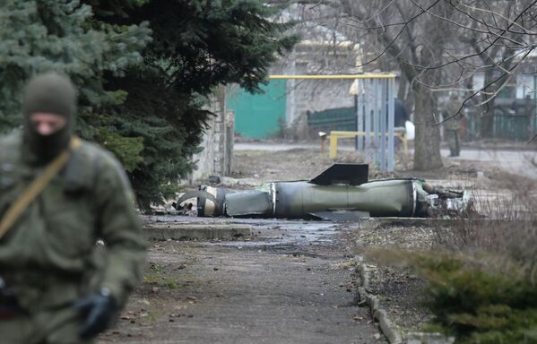 O parte dintr-o rachetă Tochka-U lansată într-un depozit de petrol din districtul Kirovsky din Donețk. RPD a spus că trupele ucrainene au tras 4 rachete Tochka-U pe teritoriul lor într-o zi. - Sputnik Moldova-România