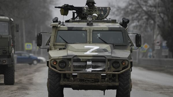 Vehicul militar în convoiul de echipamente militare al Federației Ruse - Sputnik Moldova