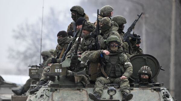 Российские военнослужащие в колонне военной техники на шоссе возле границы с Украиной в Армянске - Sputnik Moldova-România