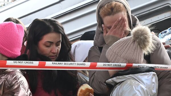 Жители Украины на железнодорожном вокзале в Пшемысле, прибывшие в Польшу из Львова - Sputnik Молдова