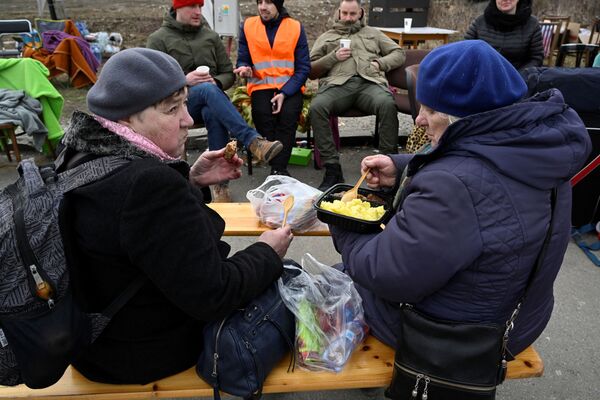 Oameni care fug din Ucraina ajung în Slovacia, la Vysne Nemecke, Slovacia, 26 februarie 2022, după ce Rusia a lansat o operațiune militară masivă în Ucraina. - Sputnik Moldova-România