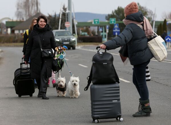 Oameni care fug din Ucraina ajung în Ungaria, la un punct de trecere a frontierei din Beregsurany, Ungaria, 26 februarie 2022, după ce Rusia a lansat o operațiune militară masivă în Ucraina. - Sputnik Moldova-România