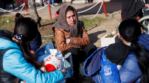 Украинские беженцы ожидают размещения во временном центре размещения Захони, Венгрия - Sputnik Молдова