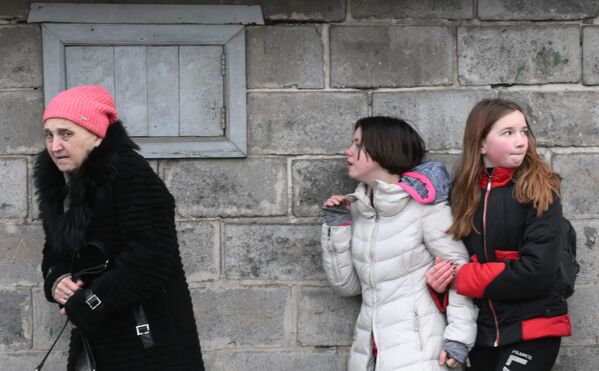Жители города прячутся от обстрела на улице Парковской в Донецке. - Sputnik Молдова
