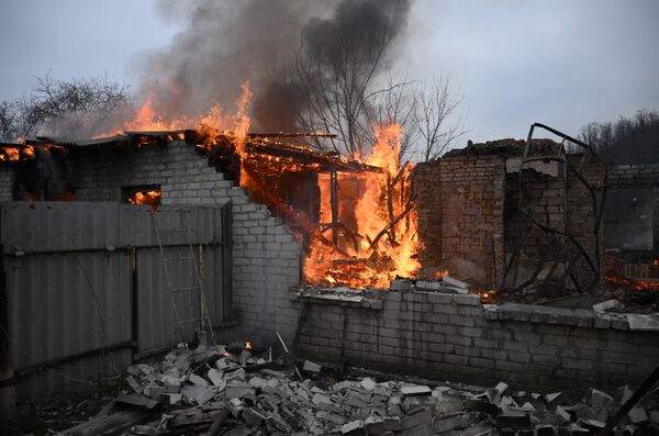 Un incendiu într-o clădire rezidențială din cartierul Kievsky din Donețk, distrusă de bombardamente. - Sputnik Moldova-România