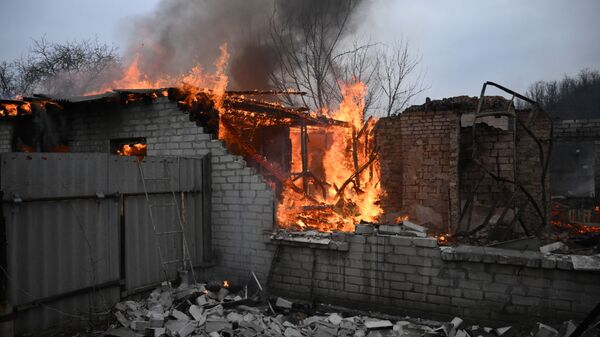 Пожар в жилом доме в Киевском районе Донецка, разрушенном в результате обстрела - Sputnik Moldova-România