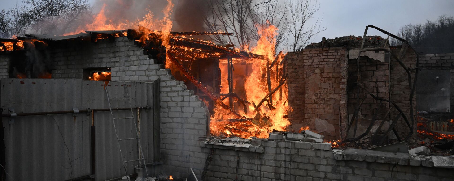 Пожар в жилом доме в Киевском районе Донецка, разрушенном в результате обстрела - Sputnik Moldova-România, 1920, 11.12.2022