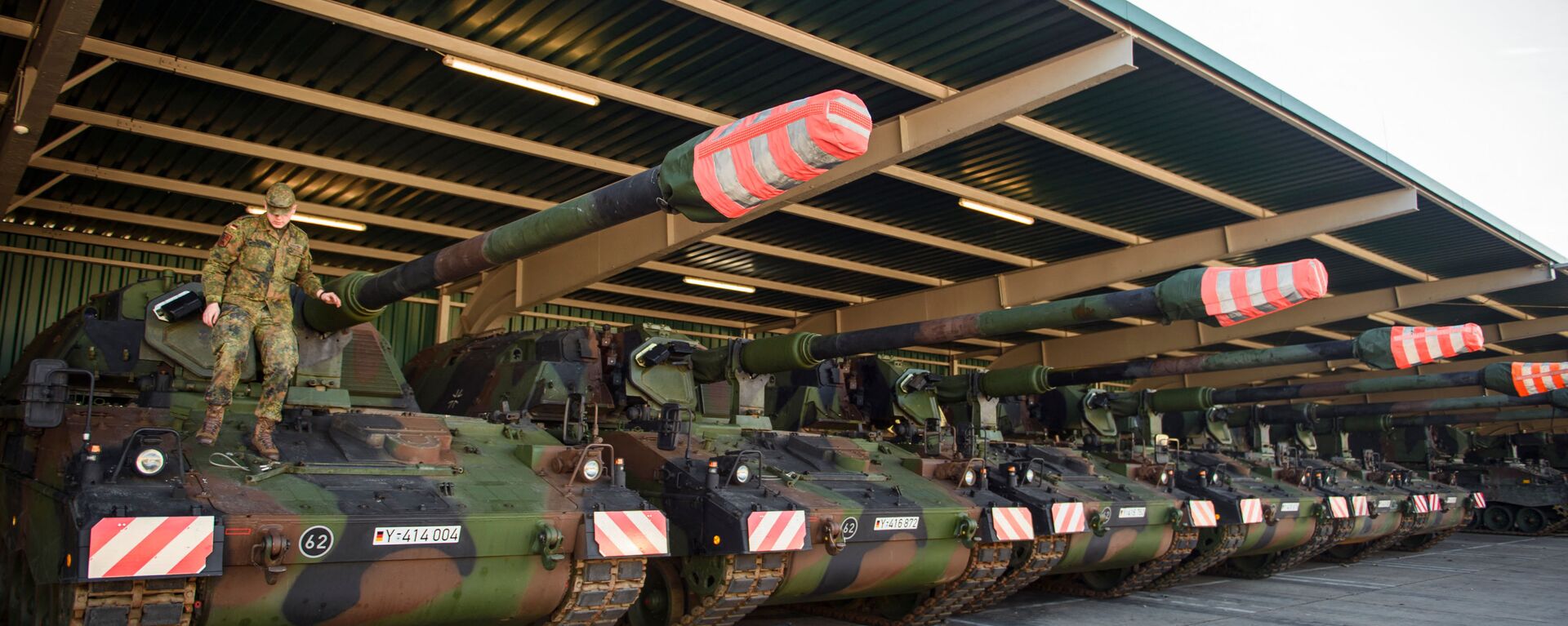 Солдат готовит танк с навесной гаубицей Panzerhaubitze 2000 вооруженных сил Германии на базе в Мюнстере - Sputnik Moldova-România, 1920, 02.03.2022