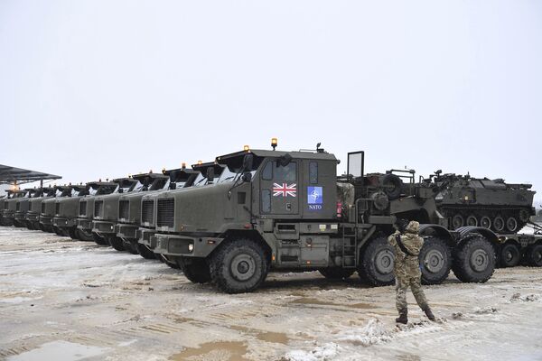 Tancurile încărcate pe platformele camioanelor militare ca parte a trupelor britanice suplimentare și a echipamentelor militare sosesc la baza Grupului de luptă NATO a Estoniei din Tapa, Estonia, vineri, 25 februarie 2022.  - Sputnik Moldova-România