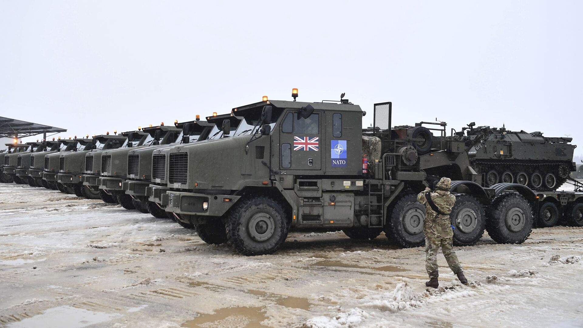 Танки, загруженные на военные грузовые платформы, прибывают на базу НАТО в Эстонии - Sputnik Молдова, 1920, 21.06.2022