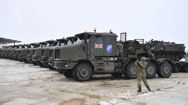 Танки, загруженные на военные грузовые платформы, прибывают на базу НАТО в Эстонии - Sputnik Молдова