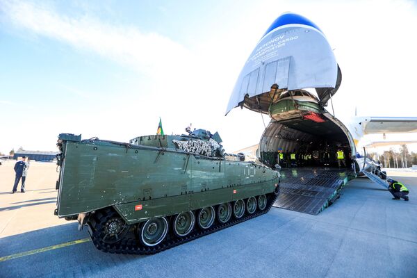 Un vehicul militar este încărcat într-o aeronavă Antonov pentru a zbura cu soldați în Lituania pentru a întări consolida NATO, la Gardermoen, Norvegia, 27 februarie 2022. - Sputnik Moldova-România