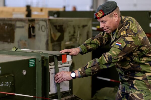 Un soldat olandez verifică proviziile la un depozit din Soesterberg pe 28 februarie 2022, în urma demarării operațiunii militare a Rusiei în Ucraina, pe 24 februarie. - Sputnik Moldova-România