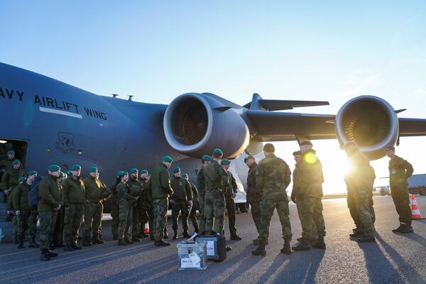 Trupele norvegiene pentru întărirea grupului de luptă NATO eFP sosesc la Kaunas, Lituania, 27 februarie 2022. - Sputnik Moldova-România