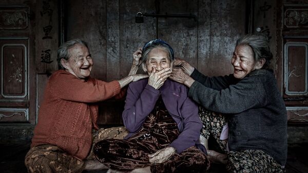 Снимок Old Age Joy!  фотографа Anh Vu Do, победивший в категории  PEOPLE конкурса 11th MPA Photographer of the year - Sputnik Молдова