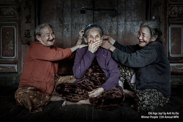 Снимок Old Age Joy!  фотографа Anh Vu Do, победивший в категории  PEOPLE конкурса 11th MPA Photographer of the year - Sputnik Молдова