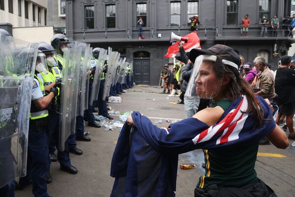 Столкновения полиции и протестующих против ковидных ограничений перед парламентом в Веллингтоне, Новая Зеландия. - Sputnik Молдова