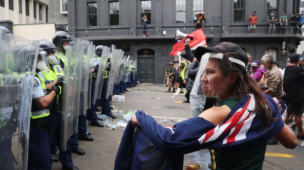 Столкновения полиции и протестующих против ковидных ограничений перед парламентом в Веллингтоне, Новая Зеландия - Sputnik Молдова