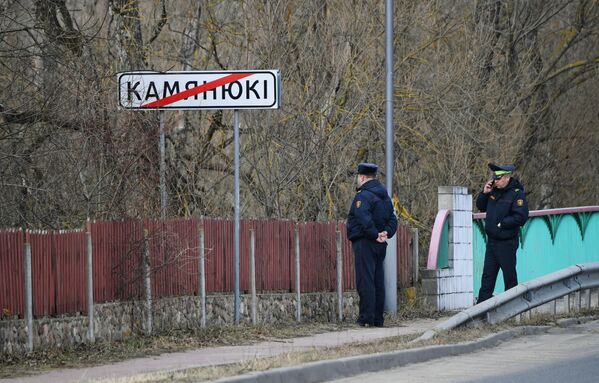 Ofițerii de poliție din Belarus la intrarea în Parcul Național Belovezhskaya Pushcha”.  - Sputnik Moldova-România