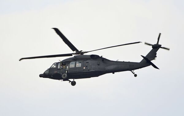 Un elicopter al Forțelor Aeriene poloneze zboară deasupra teritoriului rezervației naturale Belovezhskaya Pushcha. - Sputnik Moldova-România