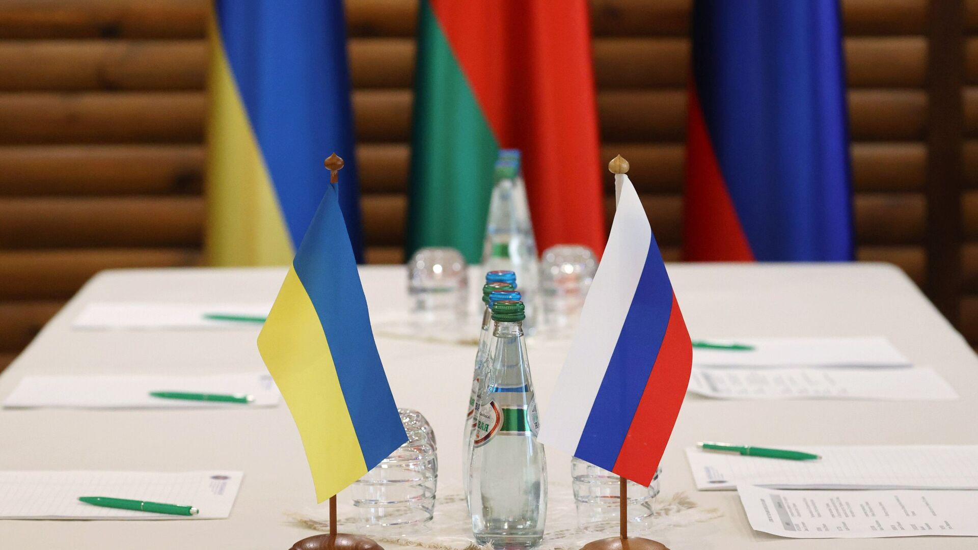 Флажки на столе, за которым пройдут российско-украинские переговоры - Sputnik Moldova-România, 1920, 07.03.2022