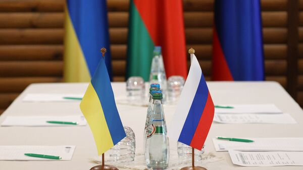Drapelele Ucrainei și Rusiei la negocierile organizate de Belarus - Sputnik Moldova
