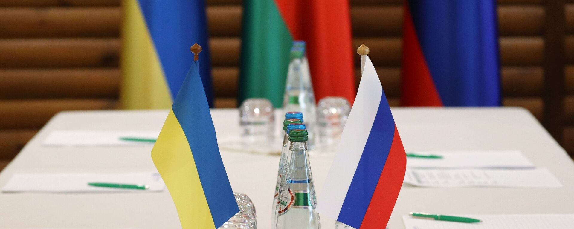 Флажки на столе, за которым пройдут российско-украинские переговоры - Sputnik Moldova, 1920, 08.04.2022