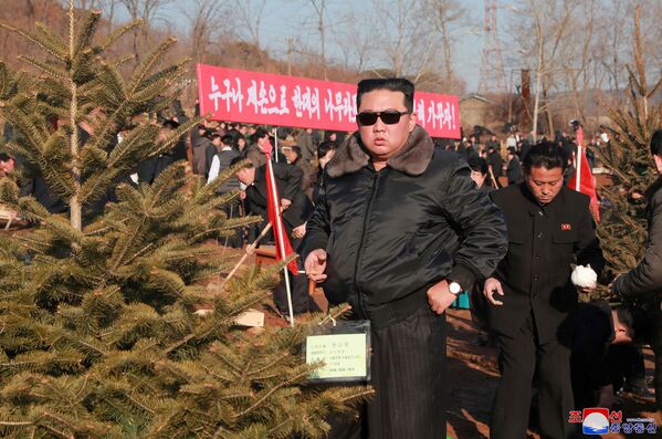 Северокорейский лидер Ким Чен Ын принимает участие в мероприятии по посадке деревьев. - Sputnik Молдова