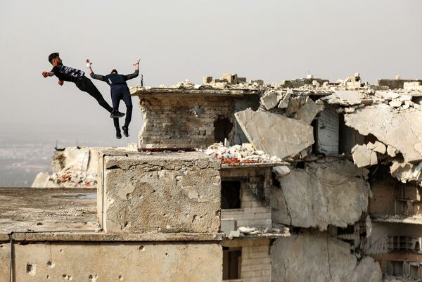 Юные сирийские поклонники паркура отрабатывают акробатические упражнения. - Sputnik Молдова