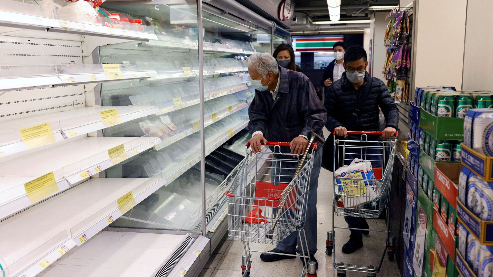 Покупатели в масках делают покупки в супермаркете в Гонконге, Китай - Sputnik Молдова, 1920, 09.03.2022